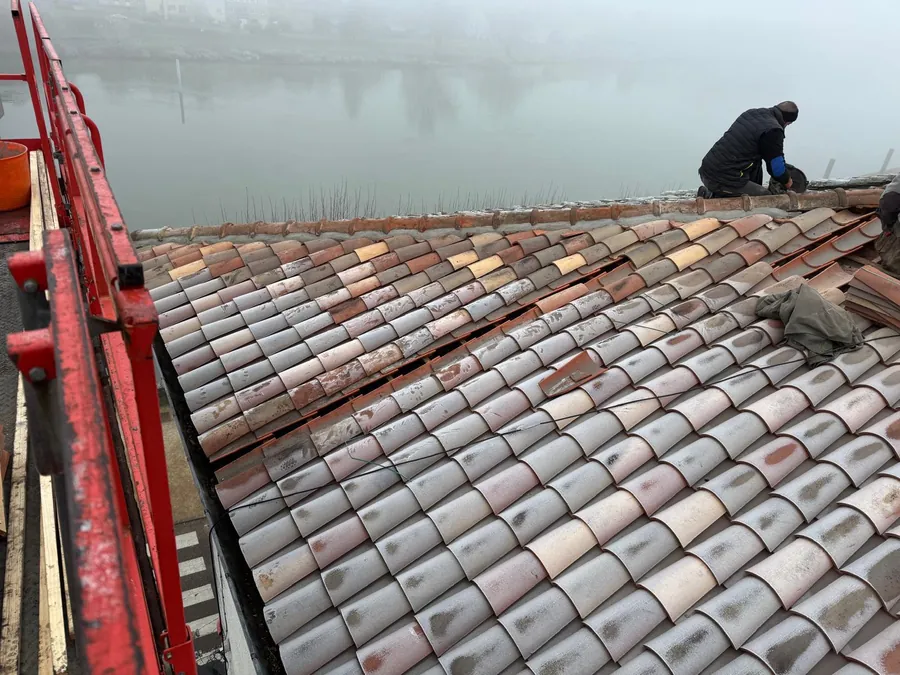Couvreur à l'œuvre : pose des tuiles — Bresse Couverture, Pont-de-Vaux