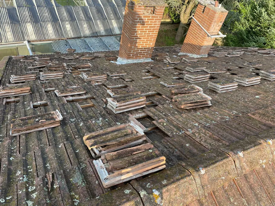 Dépose des tuiles anciennes — Bresse Couverture, Pont-de-Vaux et alentours