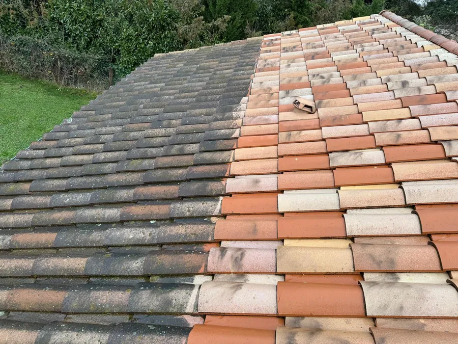 Démoussage de toiture en cours — Bresse Couverture, Pont-de-Vaux et alentours